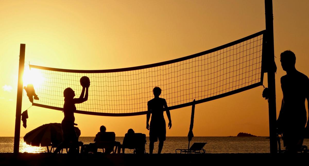 Filet de beach volley au coucher du soleil
